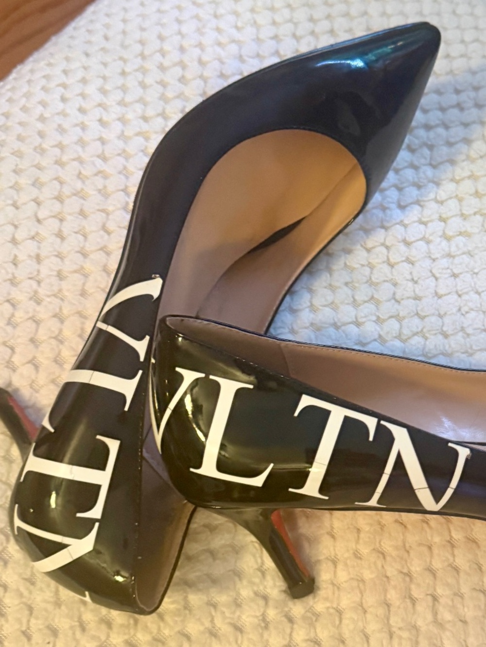1:1 Valentino Red bottom heels